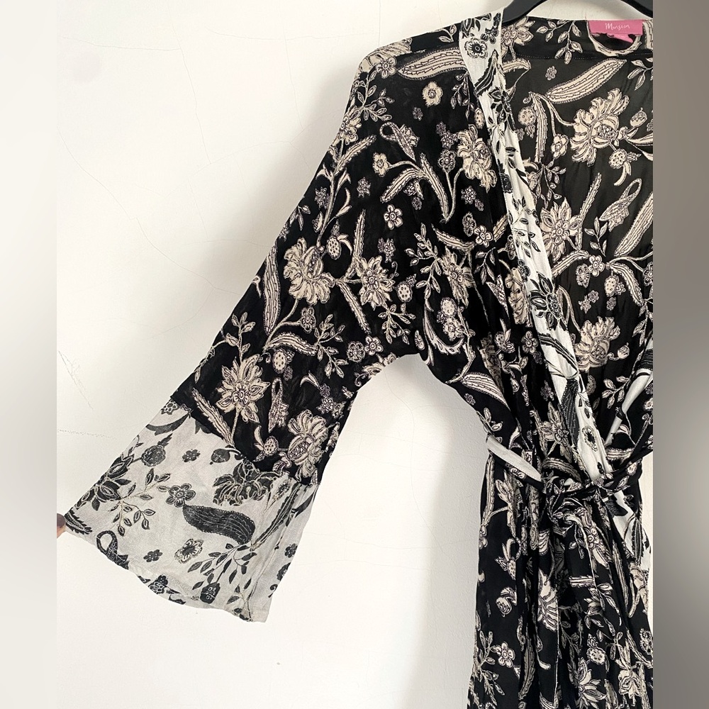 Vintage & So GLAM- Check Out Gorgeously Patterned & Embroidered Robe - Picture 6 of 12